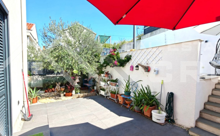 Beautifully appointed two-bedroom apartment with spacious terraces and garden, for sale (9)
