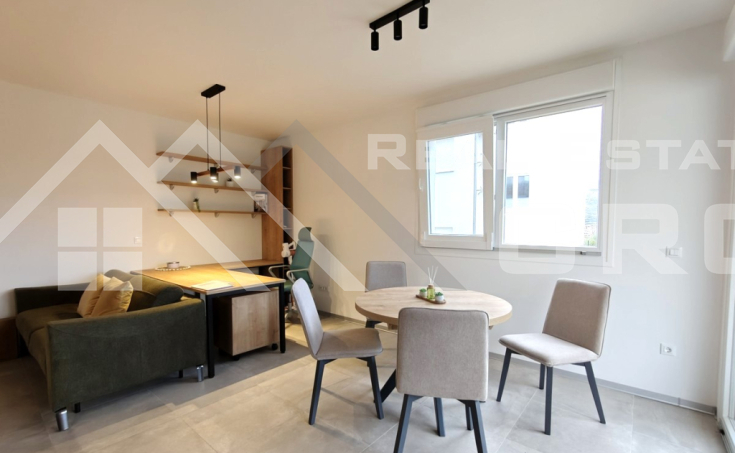 Furnished apartment in a modern new building near the sea and Tro