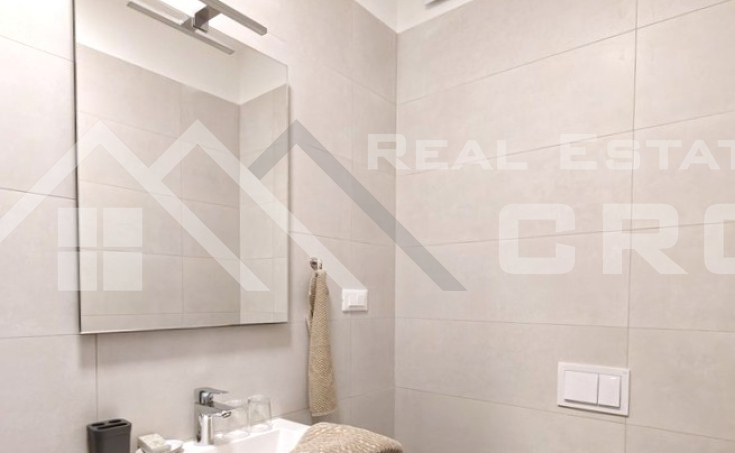 Furnished apartment in a modern new building near the sea and Tro (3)