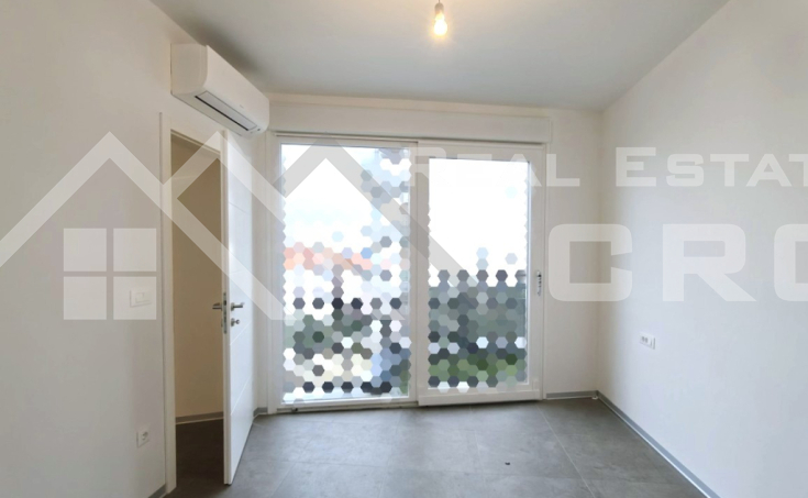 Comfortable one-bedroom apartment in a new building near the sea, (1)