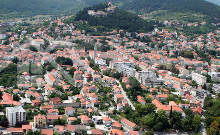 Nekretnine Sinj – Prostrano građevinsko zemljište pravilnog oblika u Glavicama kraj Sinja, na prodaju