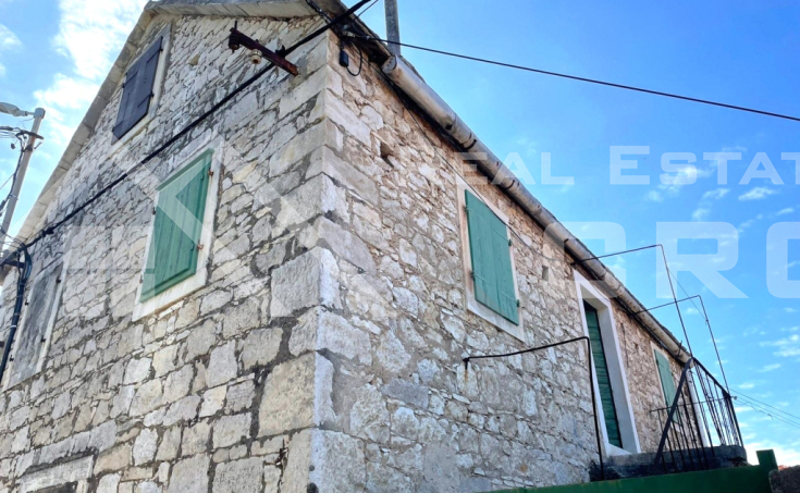  Authentic stone house for renovation, in the town centre, for sale (1)