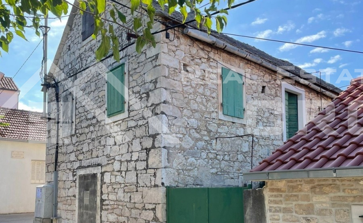  Authentic stone house for renovation, in the town centre, for sale (9)