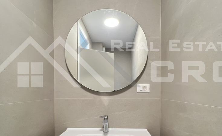 Penthouse apartment with a roof terrace in a new building near the sea, for sale (3)