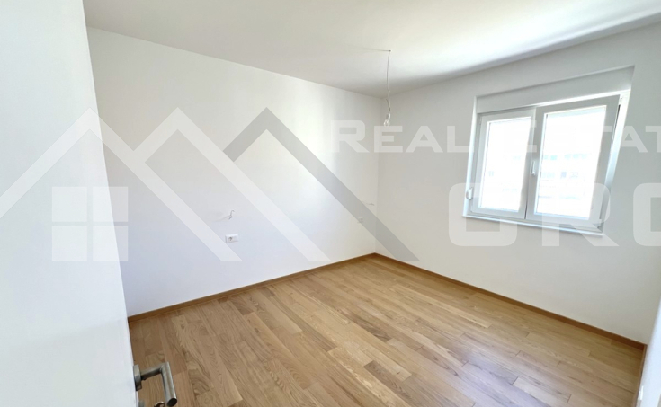 Penthouse apartment with a roof terrace in a new building near the sea, for sale (8)