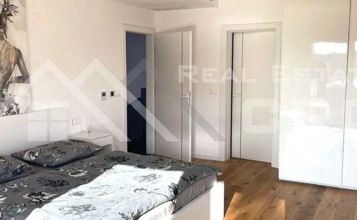 Elegant, fully furnished villa with a garage situated in a peaceful location, for sale (1)