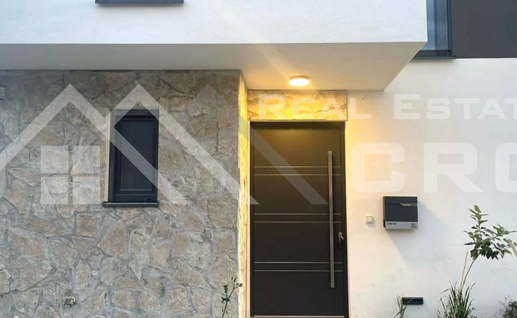 Elegant, fully furnished villa with a garage situated in a peaceful location, for sale (2)