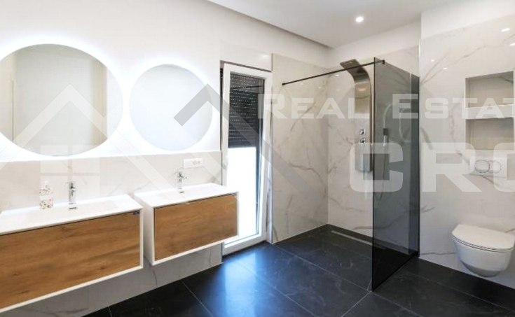 Elegant, fully furnished villa with a garage situated in a peaceful location, for sale (4)