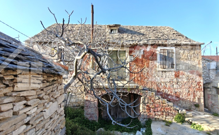 Stone house for renovation with a garden, parking, and sea view, for sale (1)