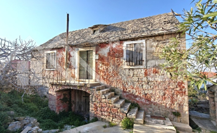 Stone house for renovation with a garden, parking, and sea view, for sale (4)