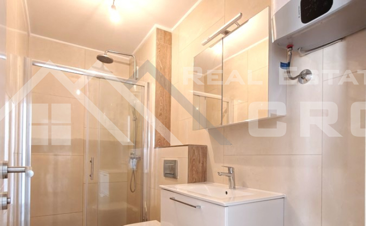 Two-bedroom apartment in a new building with a covered terrace, Bol, for sale (1)