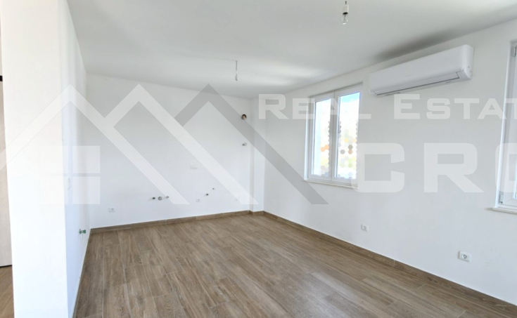 Two-bedroom apartment in a new building with a covered terrace, Bol, for sale (2)