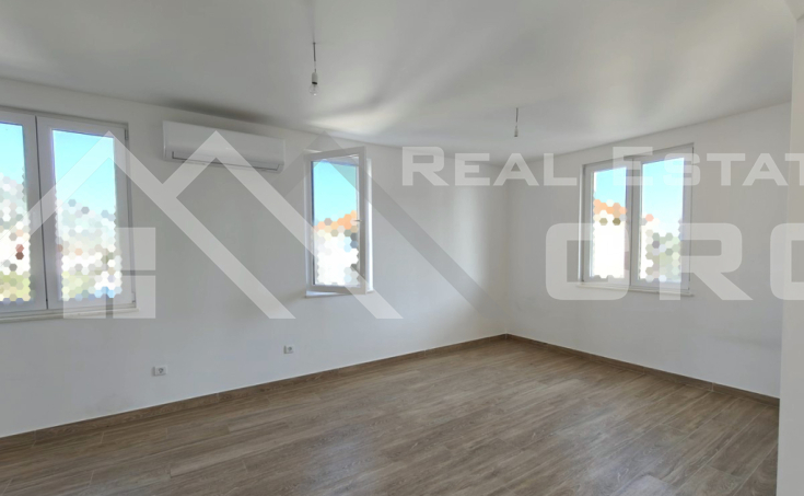 Two-bedroom apartment in a new building with a covered terrace, Bol, for sale (3)