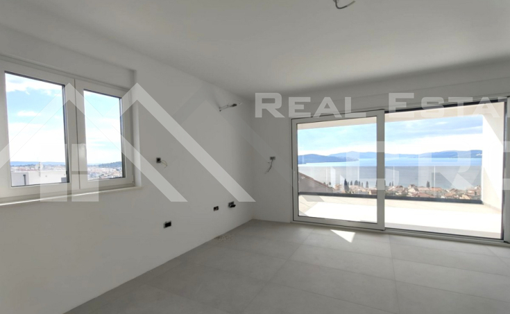 Modern penthouse with a rooftop terrace and a spectacu