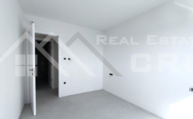 Modern penthouse with a rooftop terrace and a spectacu (13)