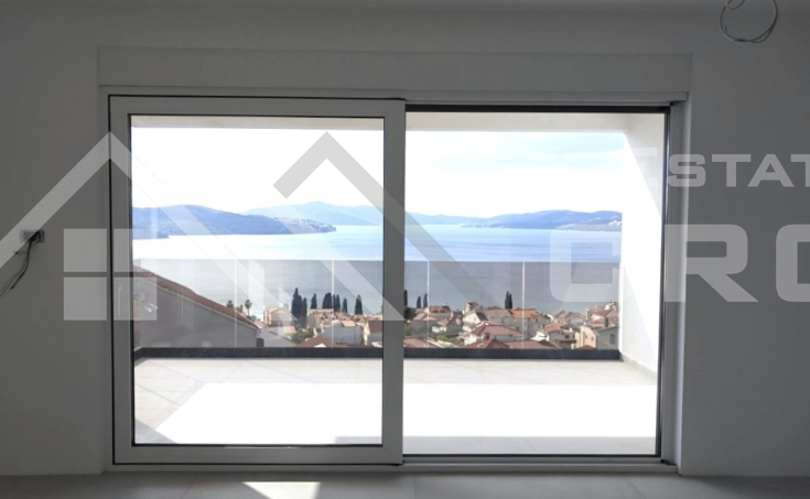 Modern penthouse with a rooftop terrace and a spectacu (3)