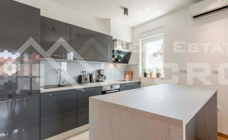 Spacious duplex apartment in immediate proximity to the sea, Podstrana, for sale (10)