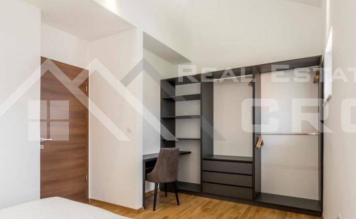 Spacious duplex apartment in immediate proximity to the sea, Podstrana, for sale (2)