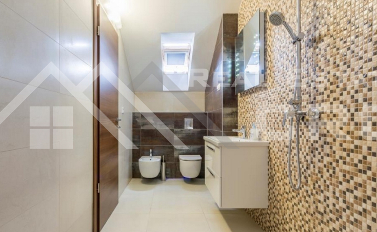 Spacious duplex apartment in immediate proximity to the sea, Podstrana, for sale (4)