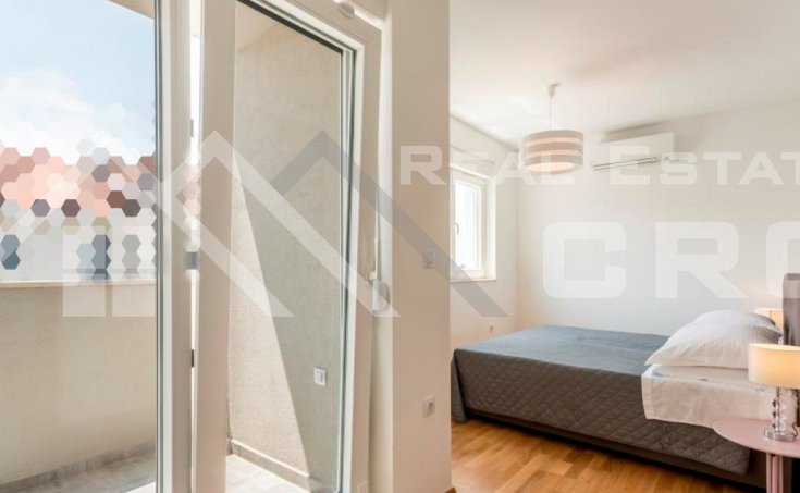 Spacious duplex apartment in immediate proximity to the sea, Podstrana, for sale (5)