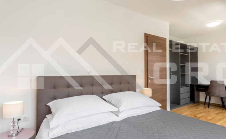 Spacious duplex apartment in immediate proximity to the sea, Podstrana, for sale (6)