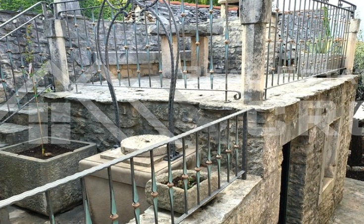 Authentic stone villa with a swimming pool in a peaceful inland location, for sale (1)