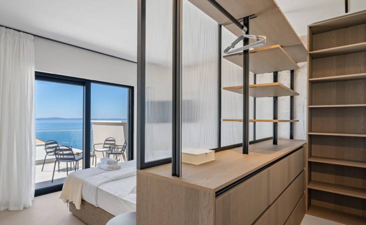 Luxury villa with a garage, in a beautiful setting boasting sea views