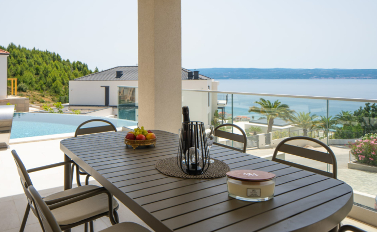 Luxury villa with a garage, in a beautiful setting boasting sea views (14)