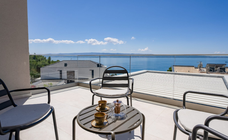 Luxury villa with a garage, in a beautiful setting boasting sea views (15)