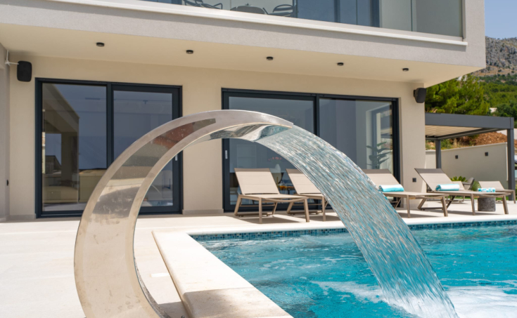 Luxury villa with a garage, in a beautiful setting boasting sea views (16)