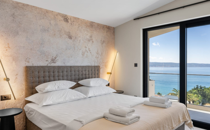 Luxury villa with a garage, in a beautiful setting boasting sea views (17)