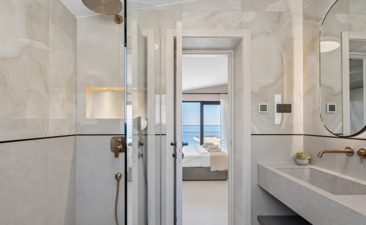 Luxury villa with a garage, in a beautiful setting boasting sea views (4)