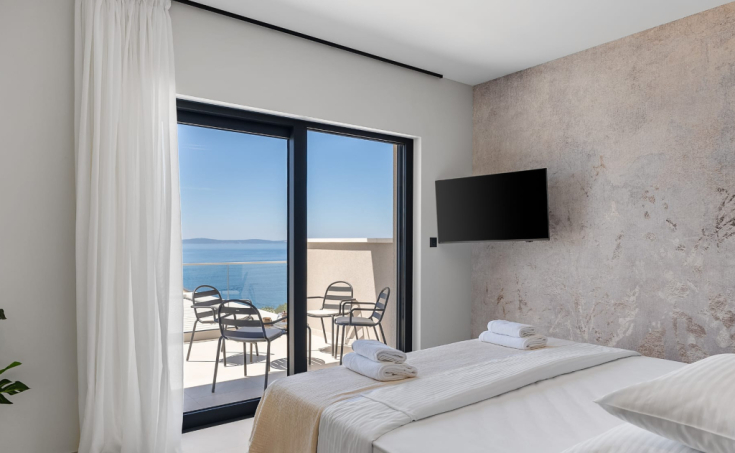 Luxury villa with a garage, in a beautiful setting boasting sea views (5)