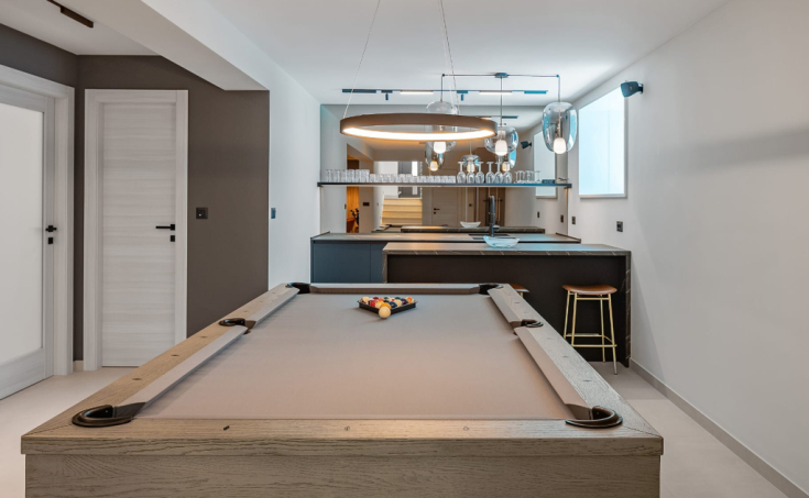 Luxury villa with a garage, in a beautiful setting boasting sea views (7)
