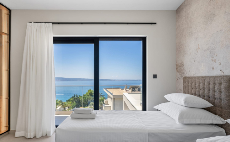 Luxury villa with a garage, in a beautiful setting boasting sea views (8)