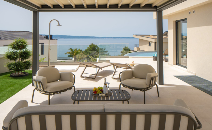 Luxury villa with a garage, in a beautiful setting boasting sea views (9)