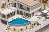 Luxury villa with a garage, in a beautiful setting boasting sea views (11)