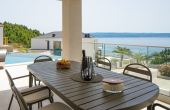 Luxury villa with a garage, in a beautiful setting boasting sea views (14)