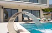 Luxury villa with a garage, in a beautiful setting boasting sea views (16)