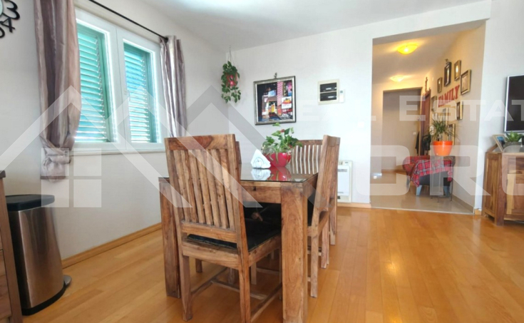 Spacious two-bedroom apartment with a sea view in an attractive location in Bol, for sale (1)