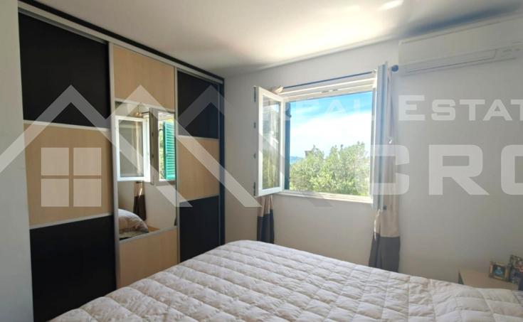 Spacious two-bedroom apartment with a sea view in an attractive location in Bol, for sale (4)