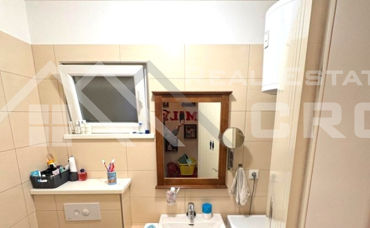 Spacious two-bedroom apartment with a sea view in an attractive location in Bol, for sale (5)