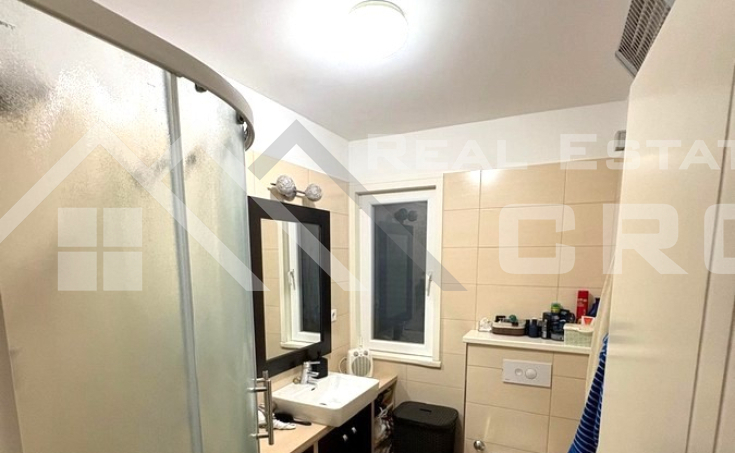 Spacious two-bedroom apartment with a sea view in an attractive location in Bol, for sale (6)