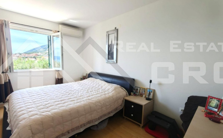 Spacious two-bedroom apartment with a sea view in an attractive location in Bol, for sale (7)