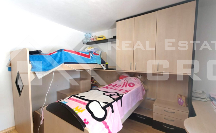 Spacious two-bedroom apartment with a sea view in an attractive location in Bol, for sale (9)