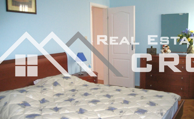 ČIOVO, Beautiful spacious furnished apartment 105 m² – 60 m from the sea, sea view, shared pool (10)