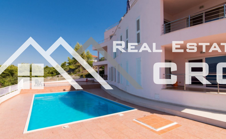 ČIOVO, Beautiful spacious furnished apartment 105 m² – 60 m from the sea, sea view, shared pool (7) (Kopiraj)