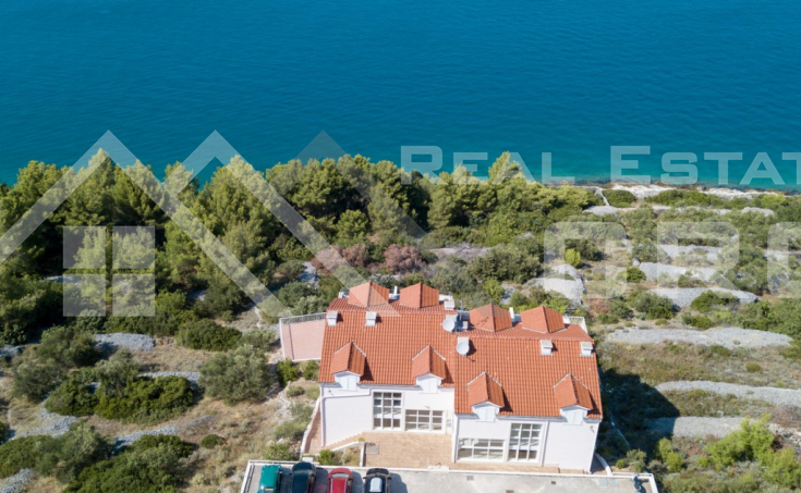 ČIOVO, Beautiful spacious furnished apartment 105 m² – 60 m from the sea, sea view, shared pool (9)