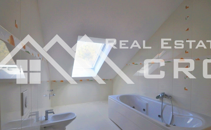 Three bedroom apartment on attractive location, for sale, Bol, Brac island (8)