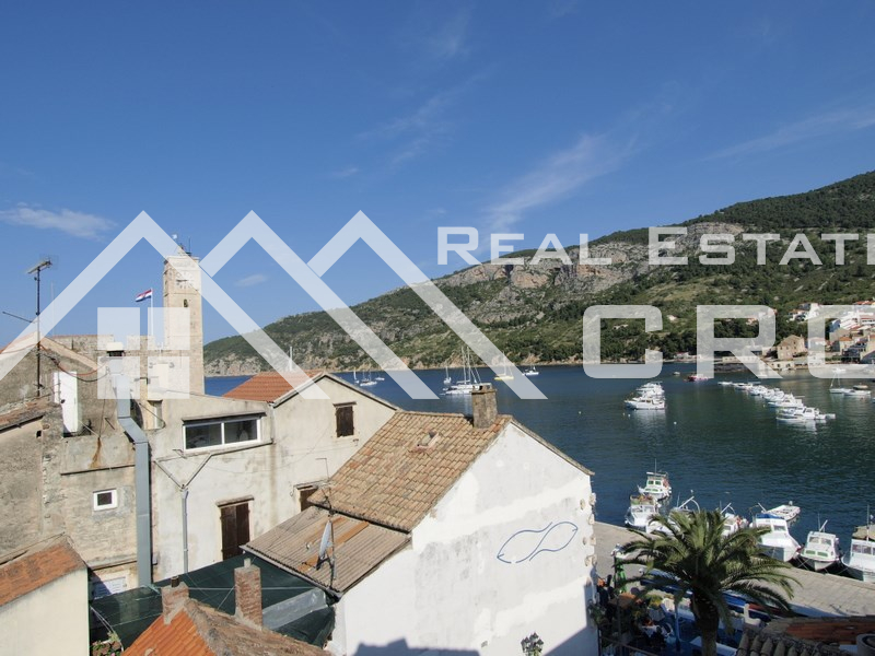 Vis properties Renovated stone house for sale in the centre of Komiza